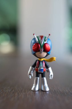 Bangkok, Tayland - 31 Aralık 2025: figür ve anahtarlık Riderman. ODEN-YA 'dan özel koleksiyonlar. Maskeli Süvari x ODEN-YA çeşitli mısır ve pirinç aperatifleriyle bilinen Tayland 'lı bir aperatif markasıdır.