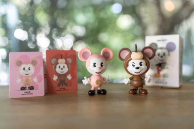 Bangkok, Tayland - 31 Aralık 2025: POP MART 'tan Bullseye Mickey ve Hamm Mickey Disney Mickey Remix, Mickey Meets Pixar Figures