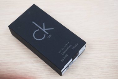 Bangkok, Tayland - 31 Aralık 2025 Bir kutu Ck Be parfüm şişesi. Kapat.