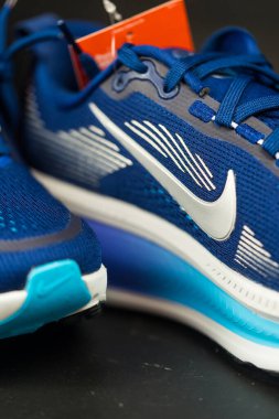 Bangkok, Tayland - 31 Aralık 2025: Siyah arka planda bir çift Nike Vomero 18 Mavi Boşluk Mavi Parlak Kırmızı Parlak Metalik Ayakkabı