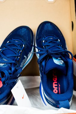 Bangkok, Tayland - 31 Aralık 2025: Nike Vomero 18 Mavi Boşluk Metalik Gümüş, yastıklı araç orta tabanda hafif ZoomX köpüğünün üzerine yığılmış.