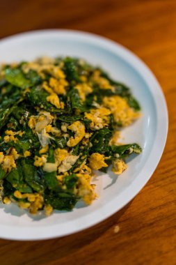 Kızarmış Malindjo yumurtalı ayrılır, bu menü Tayland 'ın güneyinde favoridir.