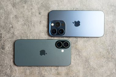 Bangkok, Tayland - 2 Ocak 2026: Yeni iPhone 17 ve iPhone 15 Pro 'nun arka görüntüsü. Üst görünüm