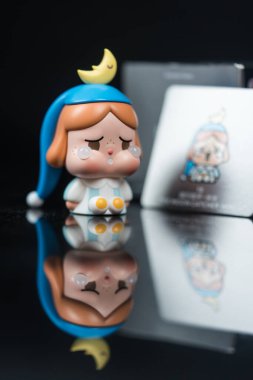 Bangkok, Tayland - 2 Ocak 2026 POP MART. Ay Tutucusu Mini. CRYBABY AY SERİLERİNDE AYI AĞLIYOR