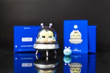 Bangkok, Tayland - 2 Ocak 2026: Pop Mart mağazasından Ay 'a ağlayan bir bebeğin Ay Gezgini. Sulugöz koleksiyonları