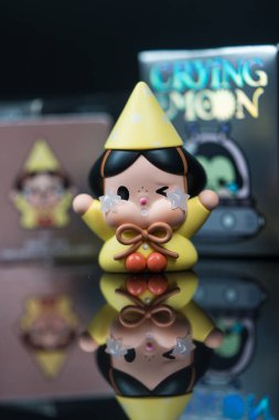 Bangkok, Tayland - 2 Ocak 2026 POP MART. Dans Eden Yıldız Mini. CRYBABY AY SERİLERİNDE AYI AĞLIYOR