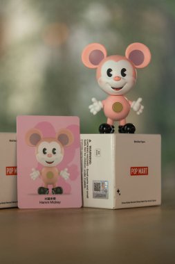 Bangkok, Tayland - 2 Ocak 2026: POP MART 'tan Hamm Mickey adlı bir figür Disney Mickey Remix, Mickey Pixar Serisi Figürleriyle Tanışıyor