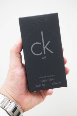 Bangkok, Tayland - 2 Ocak 2026 Bir kutu Ck Be parfüm şişesi. Kapat.