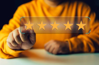 Müşteri beş yıldız puanı, deneyim ve tatmin kavramı geri bildirimi veriyor