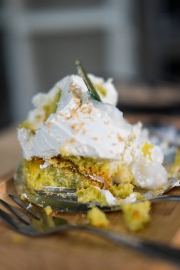 Arta kalan tatlılar ahşap tabakta yeşil çay keki.