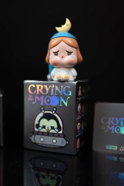 Bangkok, Tayland - 11 Ocak 2025 POP MART. Ay Tutucusu Mini. CRYBABY AY SERİLERİNDE AYI AĞLIYOR
