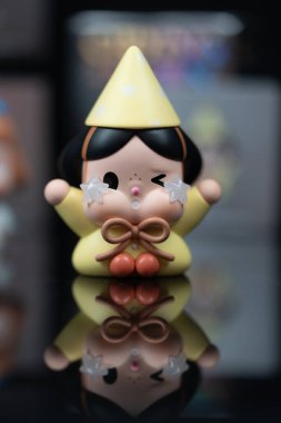 Bangkok, Tayland - 11 Ocak 2025 POP MART. Dans Eden Yıldız Mini. CRYBABY AY SERİLERİNDE AYI AĞLIYOR