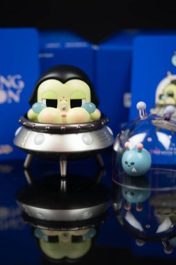 Bangkok, Tayland - 11 Ocak 2025: Pop Mart mağazasından ay dizisi figürlerine ağlayan bir bebeğin Ay Gezgini. Sulugöz koleksiyonları