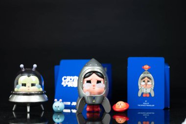 Bangkok, Tayland - 11 Ocak 2025: The Space Traveller and The Moon Traveller of a Weveller of a Moon serisi figürlerine ağlayan Pop Mart mağazası, sulugöz koleksiyon