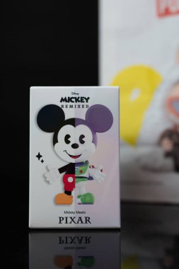 Bangkok, Tayland - 11 Ocak 2025 Disney Mickey REMIxED 'in POP MART kör kutusu. Mickey Pixar Serisi Kör Kutu Oyuncak Oyuncak ile Tanışıyor
