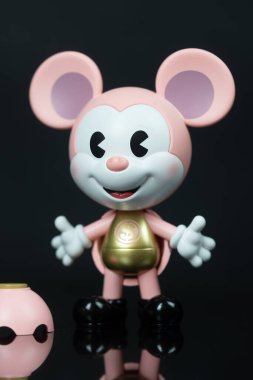 Bangkok, Tayland - 5 Aralık 2025 POP MART 'tan Hamm Mickey adlı bir figür Disney Mickey Remix, Mickey Pixar Serisi Figürleriyle Tanışıyor