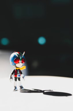 Bangkok, Tayland - 3 Aralık 2025: figür ve anahtarlık Riderman. ODEN-YA 'dan özel koleksiyonlar. Maskeli Süvari x ODEN-YA çeşitli mısır ve pirinç aperatifleriyle bilinen Tayland 'lı bir aperatif markasıdır.