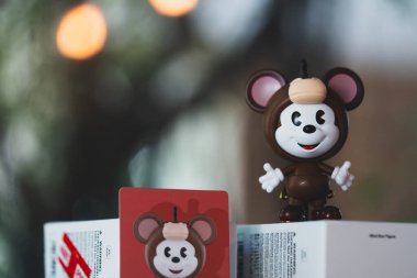 Bangkok, Tayland - 5 Aralık 2025: POP MART 'tan Bullseye Mickey adlı bir figür Disney Mickey Remix, Mickey Pixar Serisi Figürleriyle Tanışıyor