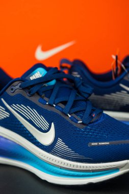 Bangkok, Tayland - 2 Ocak 2026: Nike Vomero 18 Men 's Road Run Shoes çifti