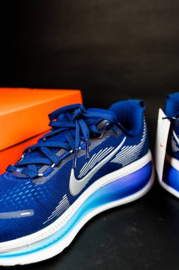 Bangkok, Tayland - 2 Ocak 2026: Siyah arka planda bir çift Nike Vomero 18 Mavi Boşluk Mavi Parlak Kırmızı Parlak Metalik Ayakkabı