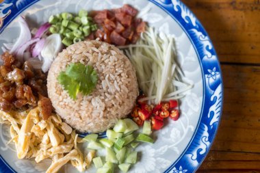 Pirinç ve karides ezmesi karışımı, titiz bir menü. Tay yemeğinin lezzeti ve cazibesi.
