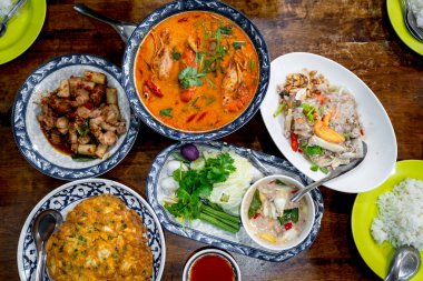 Tahta masada çeşitli Tayland yemekleri var. Üst görünüm