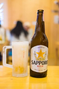 Bangkok, Tayland - 22 Ocak 2026: Bir şişe Sapporo Birası. Japon bira fabrikası Alman eğitimli bira üreticisi Seibei Nakagawa tarafından 1876 yılında kuruldu. Japonya 'daki en eski bira markasıdır.