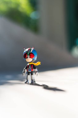 Bangkok, Tayland - 23 Ocak 2026: Figür ve anahtarlık Riderman. ODEN-YA 'dan özel koleksiyonlar. Maskeli Süvari x ODEN-YA çeşitli mısır ve pirinç aperatifleriyle bilinen Tayland 'lı bir aperatif markasıdır.