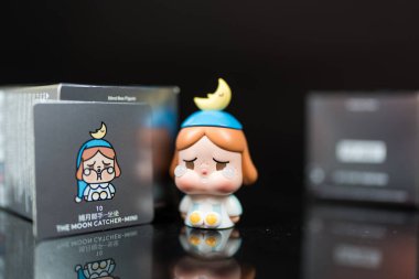 Bangkok, Tayland - 23 Ocak 2026 POP MART. Ay Tutucusu Mini. CRYBABY AY SERİLERİNDE AYI AĞLIYOR