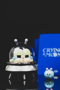 Bangkok, Tayland - 23 Ocak 2026: Pop Mart mağazasından Ay 'a ağlayan bir bebeğin Ay Gezgini. Sulugöz koleksiyonları