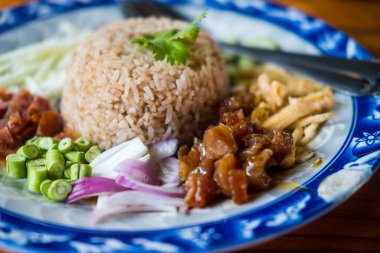 Karides ezmeli Tayland pilavı, khao kluk kapi