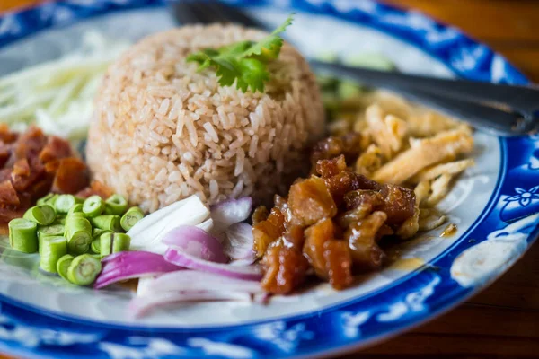 Karides ezmeli Tayland pilavı, khao kluk kapi