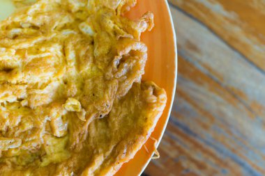 Tabakta çıtır altın sarısı Tayland omleti. Üst görünüm