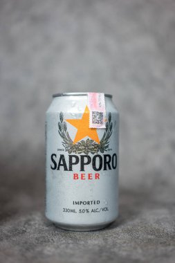 BANGKOK, THAILAND - 26 Ocak 2026: bir kutu Sapporo birası. Japon bira fabrikası Alman eğitimli bira üreticisi Seibei Nakagawa tarafından 1876 yılında kuruldu. Japonya 'daki en eski bira markasıdır..