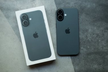 Bangkok, Tayland - 26 Ocak 2026: iPhone 17 yeni ve en son model olan gösterişli yeni tasarımı resmediyor