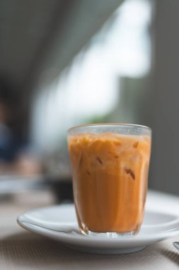 Buzlu Tayland sütlü çayına yakın plan.