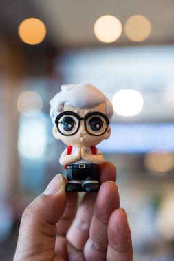 Bangkok, Tayland - 29 Ocak 2026 KFC Baby Sanders, KFC Thailand 'daki Blind Box' ı tutuyor. Tayland Ulusal Çocuk Günü 'nde Satış