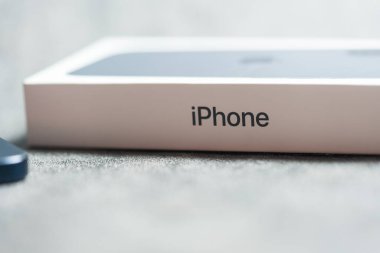 Bangkok, Tayland - 29 Ocak 2026: Markanın ikonik logo iPhone 'unu gösteren, yeniliği, gelişmiş mobil iletişimi ve premium teknolojiyi sembolize eden bir perakende paket kutusu