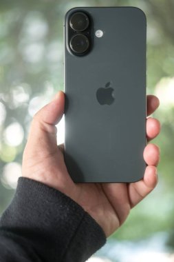 Bangkok, Tayland - 29 Ocak 2026: Yeni iPhone 17. A19 çip ve 48 MP Çift Füzyon kamera sistemi doğanın arka planına karşı