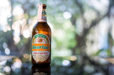 Bangkok, Tayland - 7 Şubat 2026: Bir şişe Beerlao, Laos 'un ruhunu çeşitli vesilelerle somutlaştıran kolay içilen bir bira. 1973 'ten beri Vientiane' de Lao Bira Fabrikası (LBC) tarafından imal edilmiştir.