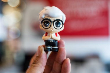 BANGKOK, THAILAND - 7 Şubat 2026: KFC Baby Sanders 'ın kestiği bir el, KFC Thailand' daki Blind box formunda. Tayland Ulusal Çocuk Günü 'nde Satış