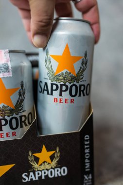 BANGKOK, THAILAND - 7 Şubat 2026: Buz yatağında bir kutu Sapporo Birası. Japon bira fabrikası Alman eğitimli bira üreticisi Seibei Nakagawa tarafından 1876 yılında kuruldu. Japonya 'daki en eski bira markasıdır..