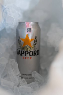 BANGKOK, THAILAND - 7 Şubat 2026: Buz yatağında bir kutu Sapporo Birası. Japon bira fabrikası Alman eğitimli bira üreticisi Seibei Nakagawa tarafından 1876 yılında kuruldu. Japonya 'daki en eski bira markasıdır..