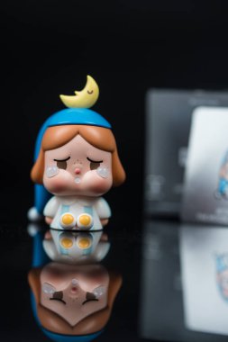 Bangkok, Tayland - 7 Şubat 2026 POP MART. Ay Tutucusu Mini. CRYBABY AY SERİLERİNDE AYI AĞLIYOR