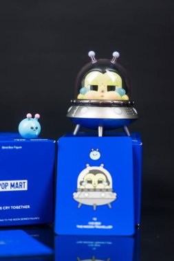 Bangkok, Tayland - 7 Şubat 2026: Pop Mart mağazasından ay dizisi figürlerine ağlayan bir bebeğin Ay Gezgini. Sulugöz koleksiyonları