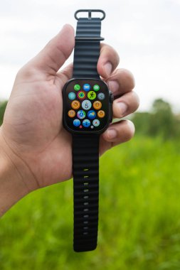 Bangkok, Tayland - 7 Şubat 2026: New Apple Watch Ultra 3, ekranda çok daha fazla uygulama gösteriliyor.
