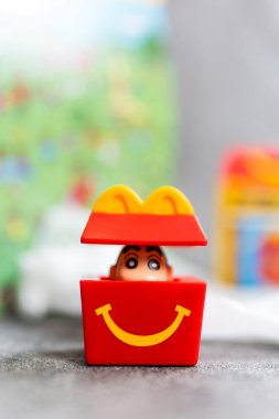 Bangkok, Tayland - 8 Şubat 2026 McDonald 's Happy Meal' den HM Box Surprise, Tayland 'daki McDo' da çılgın bir Happy Meal Crayon Shinchan