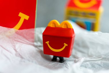 Bangkok, Tayland - 8 Şubat 2026 McDonald 's Happy Meal' den HM Box Surprise, Tayland 'daki McDo' da çılgın bir Happy Meal Crayon Shinchan