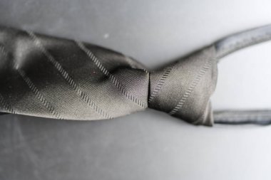 Gösterişli dikdörtgen bir tasarım ve siyah arkaplanda pürüzsüz bir bitiş içeren mat siyah kravat klipsi.