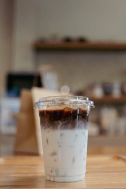 Latte kahve ya da ahşap masada sütlü buzlu kahve.